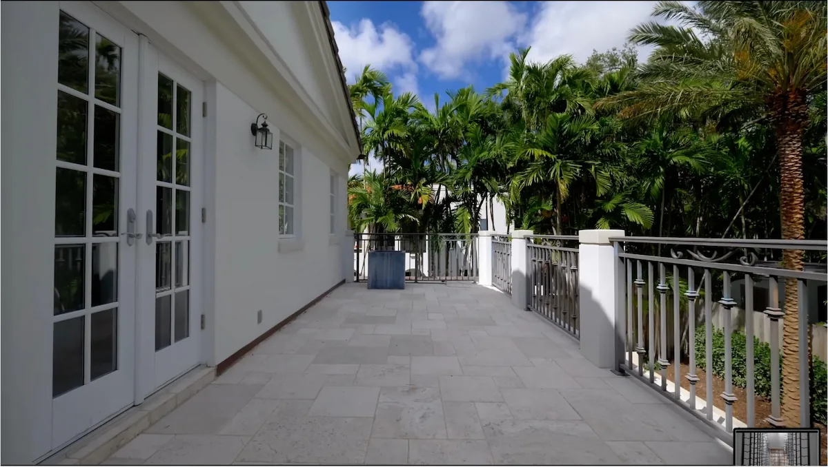 Teras Rumah Panjang ke Samping